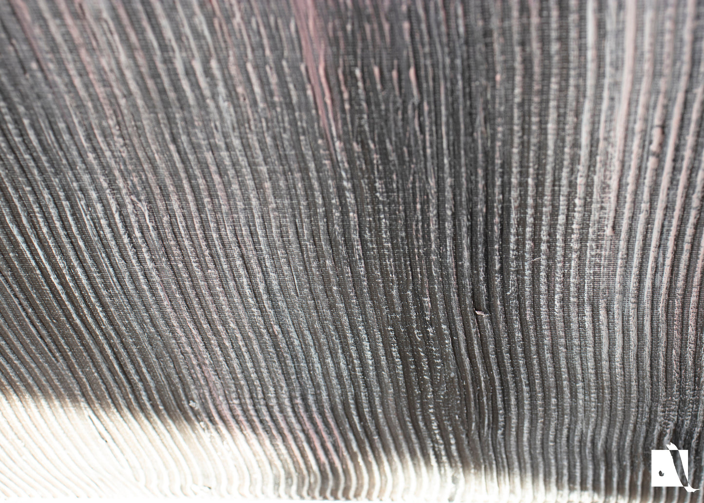 Pictura Decorativa in linii verticale reliefate realizata manual cu pasta de structura si vopsite cu acrilic in nuante de alb roz si maro detalii