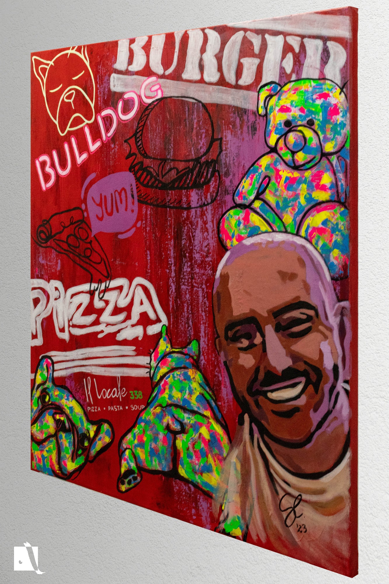 Pictura decorativa abstracta personalizata pe comanda cu fundal rosu si elemente mancare cu bulldog si portret abstractizat vedere laterala dreapta