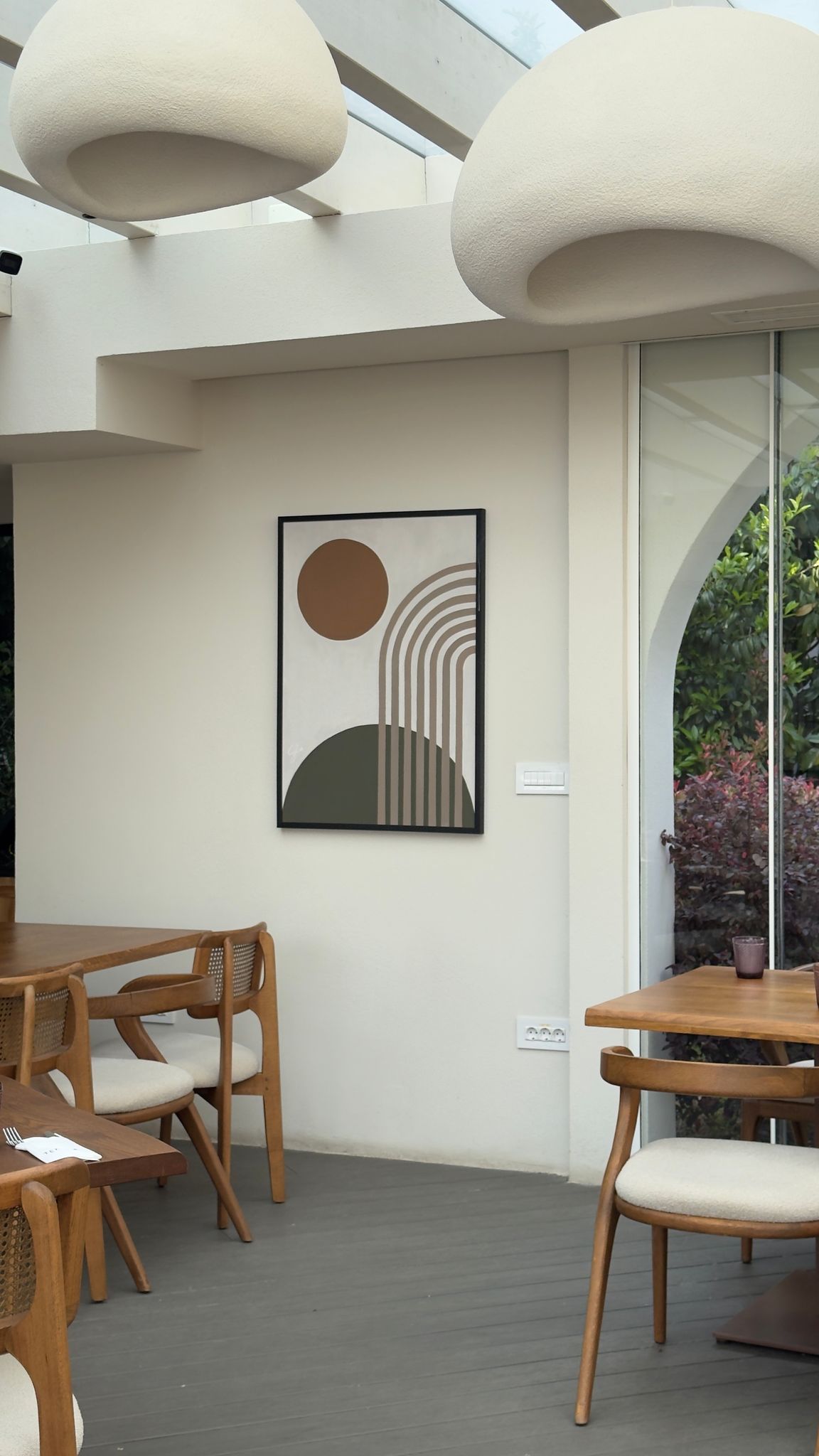 Pictura decorativa cu natura geometrica abstractizata in spatiu de restaurant contemporan