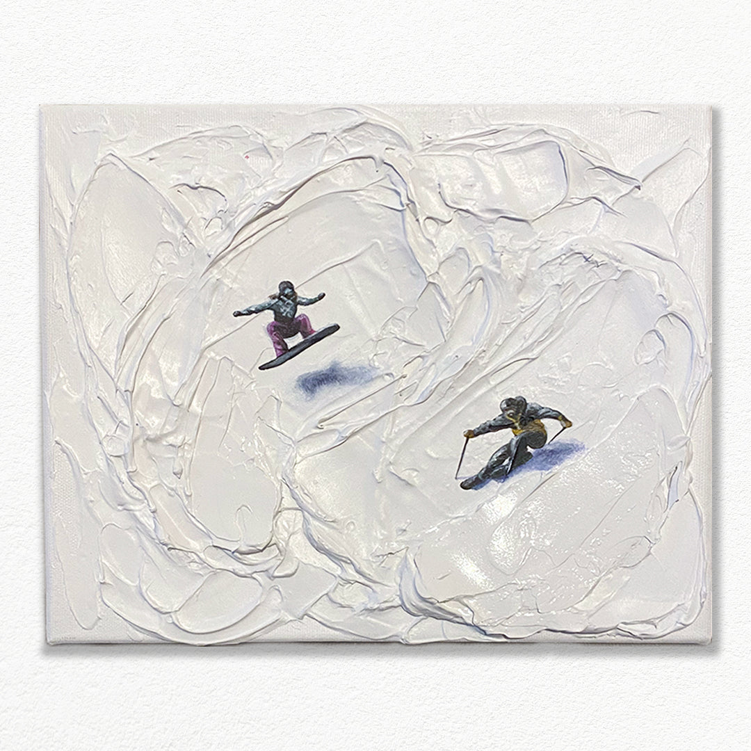 Pictura decorativa personalizata reliefat cu peisaj de iarna si 2 figuri realiste cu sport de iarna: snowboard si skiiboard