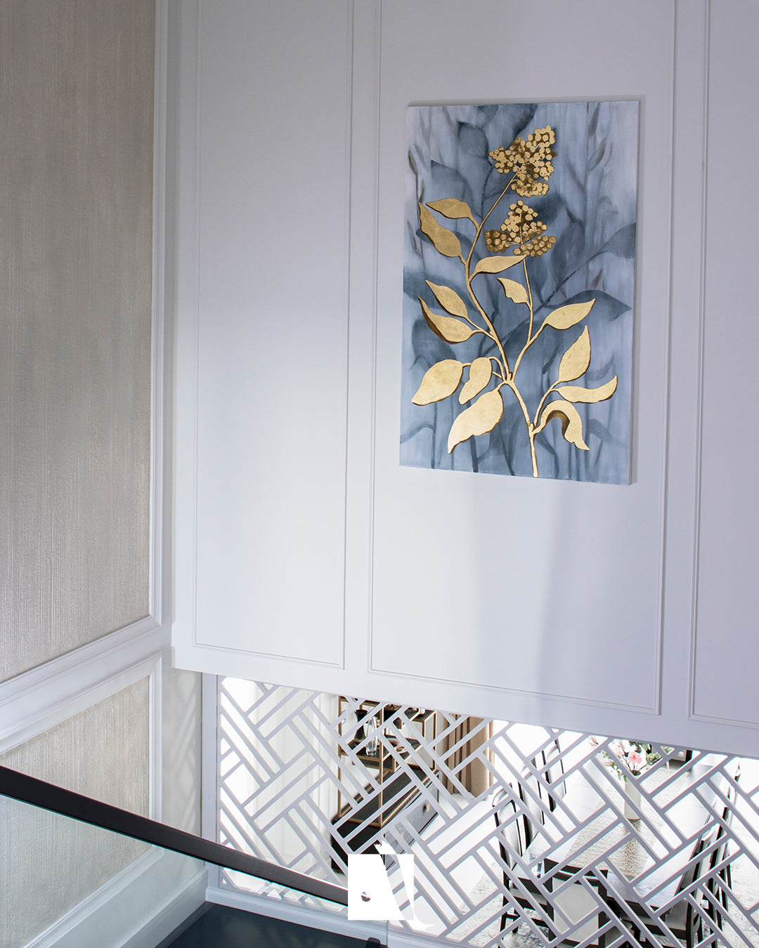 Pictura decorativa realista art-deco cu elemente florale si insertii aurii de foita ed aur plasat in casa scarii