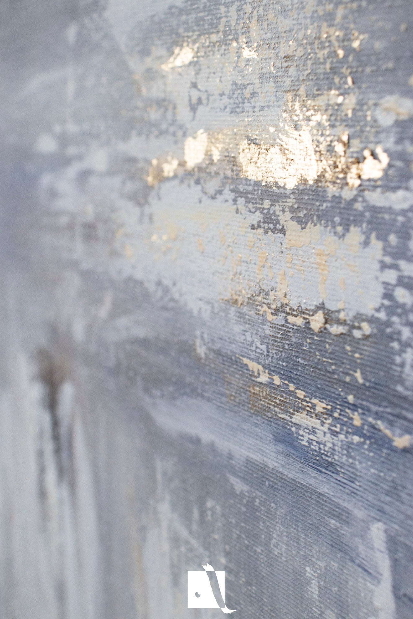 Set de 4 tablouri decorative realizate manual in relief cu vopsea acrilica alb gri negru albastru si auriu plasat in context de amenajare modern