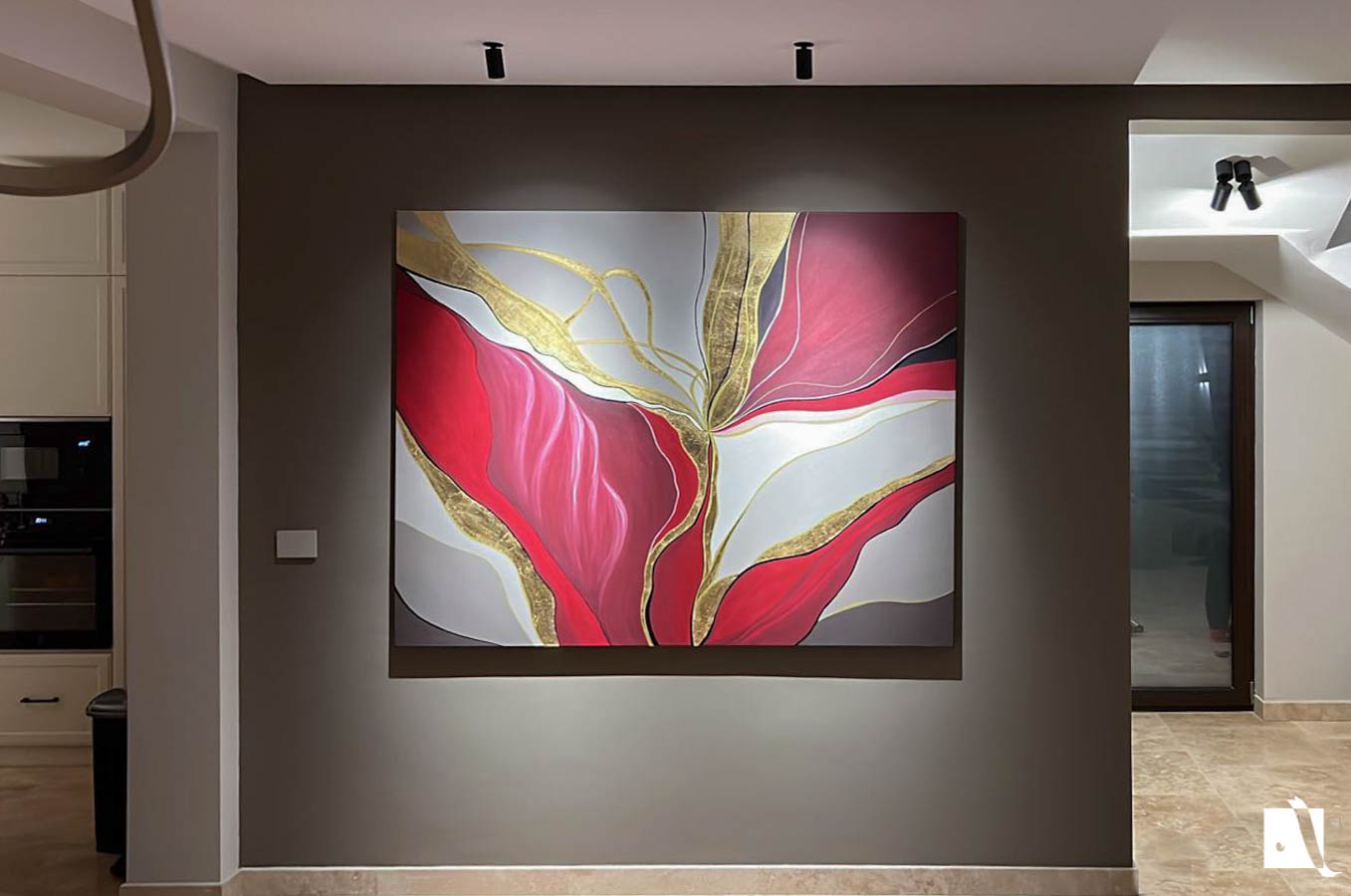 pictura decorativa abstracta florala cu crem maro rosu bordo si insertii aurii in context de amenajare contemporana rustic