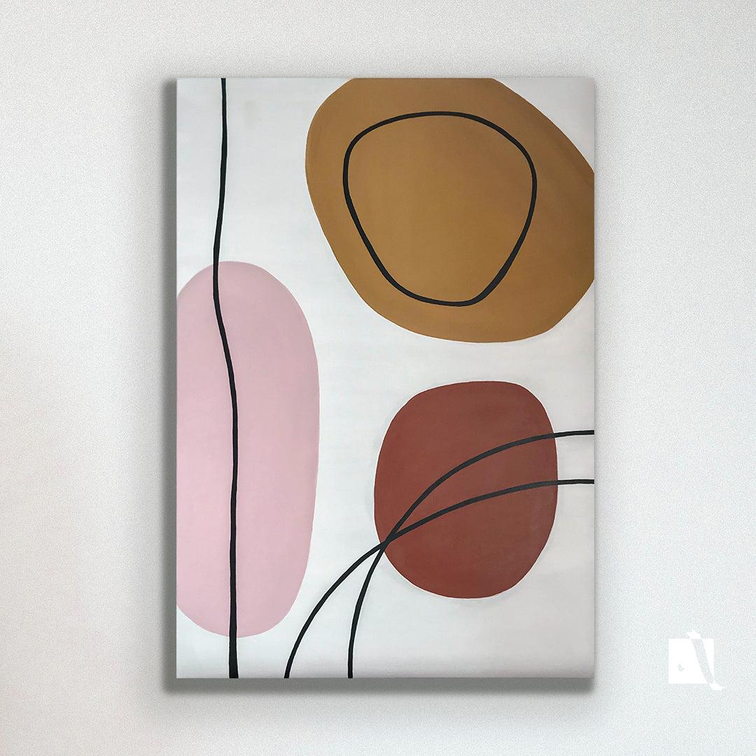 pictura decorativa abstracta minimalista cu 3 cercuri inegale si linii negre roz,crem,bordo si ocru in context de amenajare