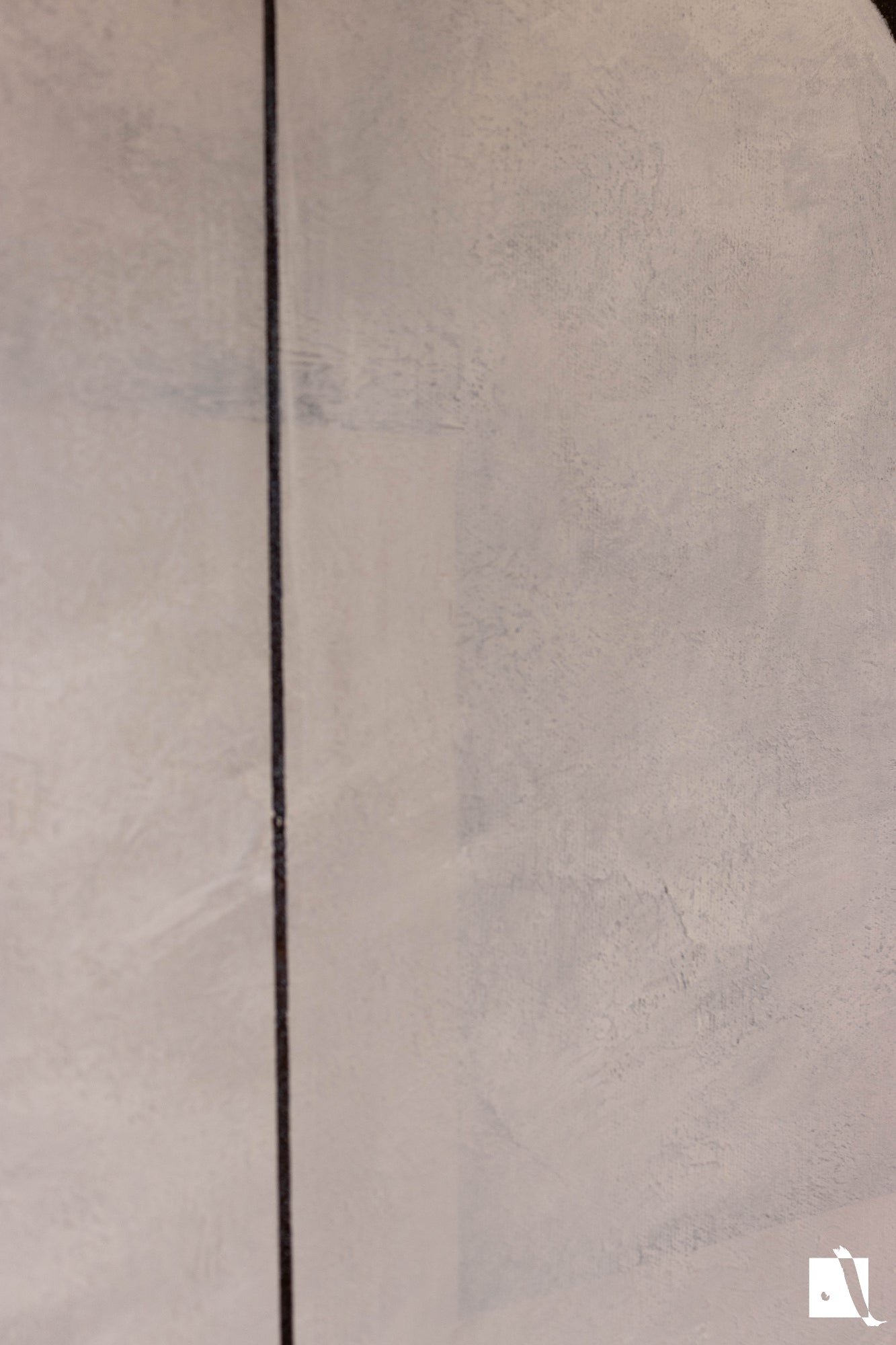 pictura decrativa abstracta cu fundal crem si forme abstracte cu alb si negru in context de dormitor amenajare wabi sabi detalii lateral