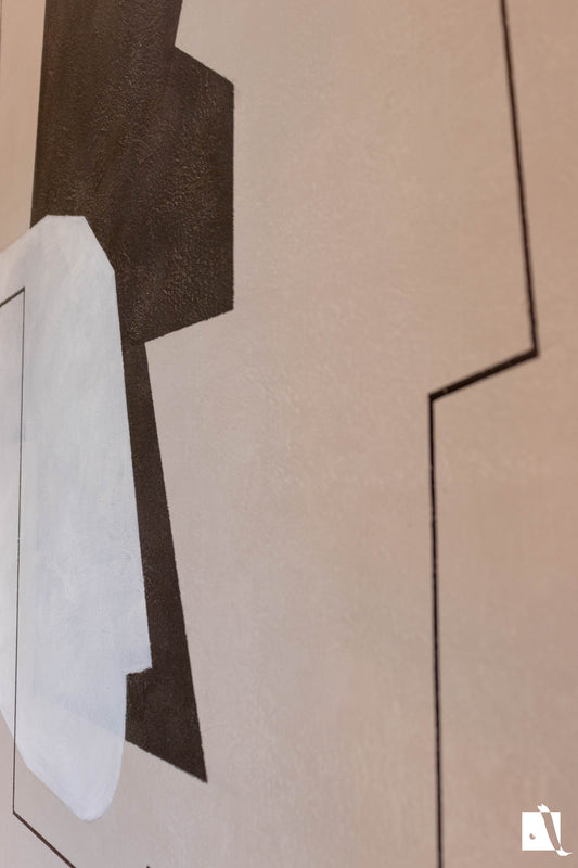 pictura decrativa abstracta cu fundal crem si forme abstracte cu alb si negru in context de dormitor amenajare wabi sabi detalii lateral