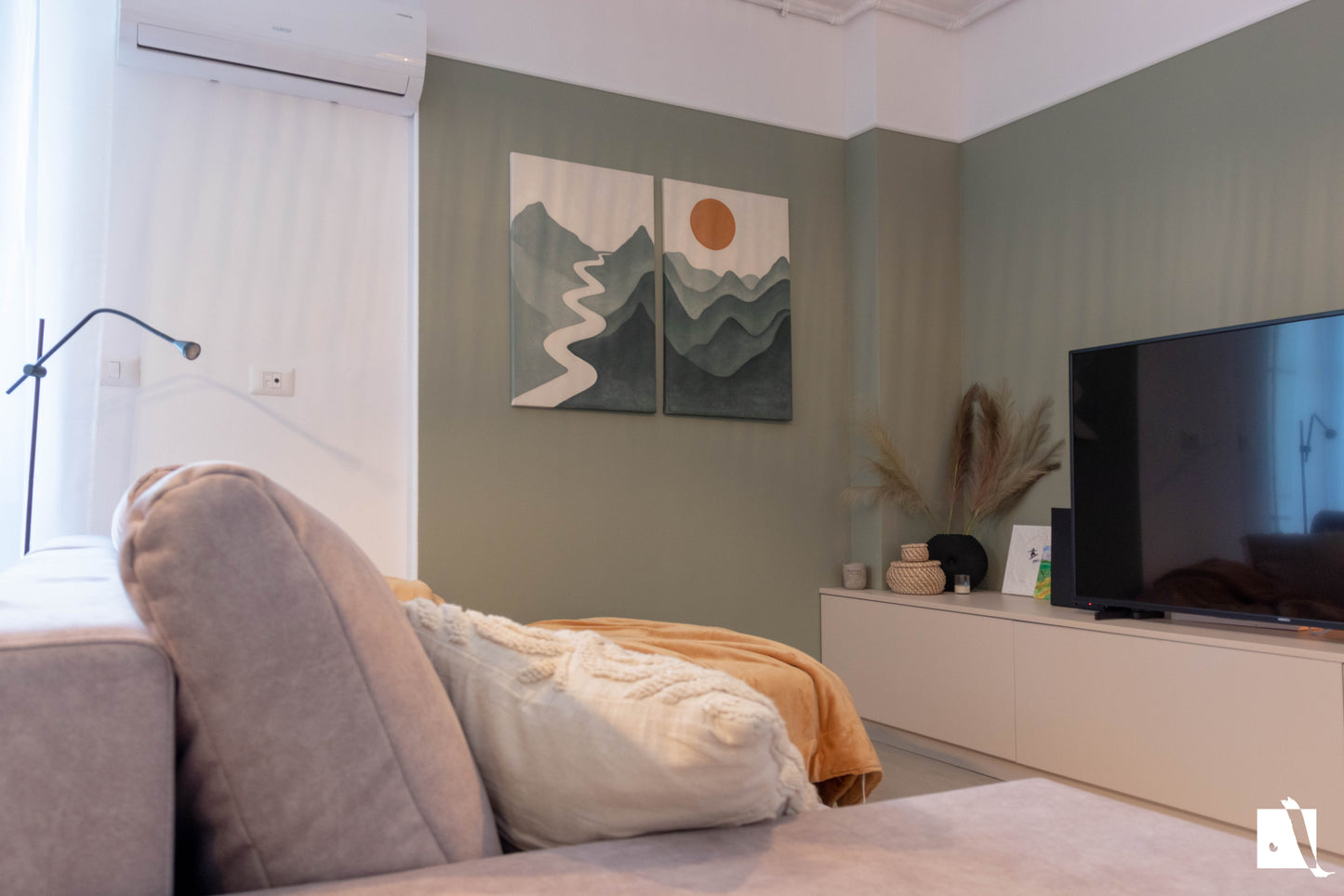 set de pictura decorativa realizata manual in stil abstract wabi sabi tematica munti cu nuante de crem verde si ocru detaliu poza din amenajare