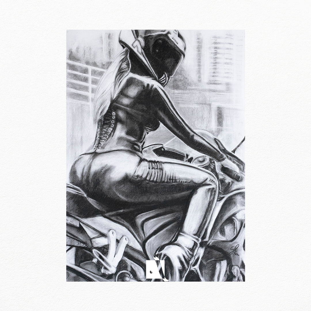 Desen in carbune realizat manual in carbune pe hartie femeie realista pe motocicleta cu tocuri, haine de piele si casca