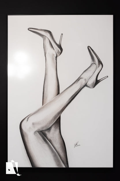 Desen realizat manual pe hartie groasa in carbune picioare de femei pe ocuri si in ciorapi