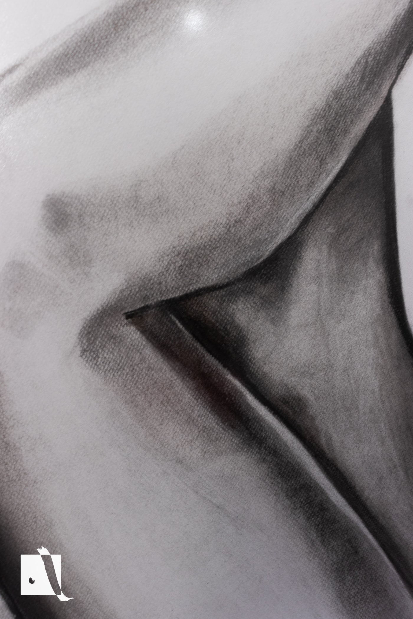 Desen realizat manual pe hartie groasa in carbune picioare de femei pe ocuri si in ciorapi