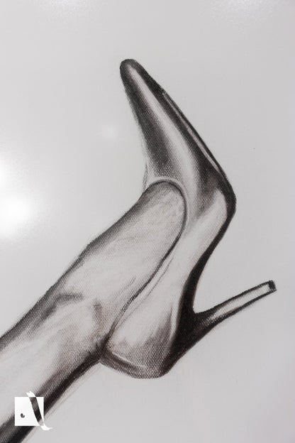 Desen realizat manual pe hartie groasa in carbune picioare de femei pe ocuri si in ciorapi