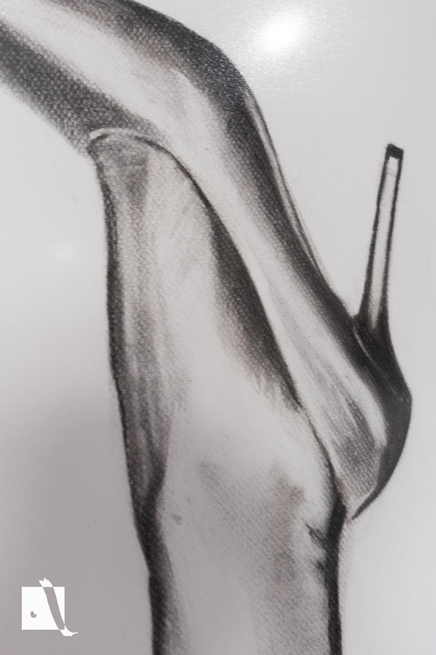 Desen realizat manual pe hartie groasa in carbune picioare de femei pe ocuri si in ciorapi