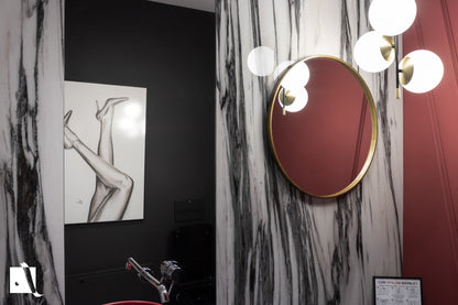 Desen realizat manual pe hartie groasa in carbune picioare de femei pe ocuri si in ciorapi