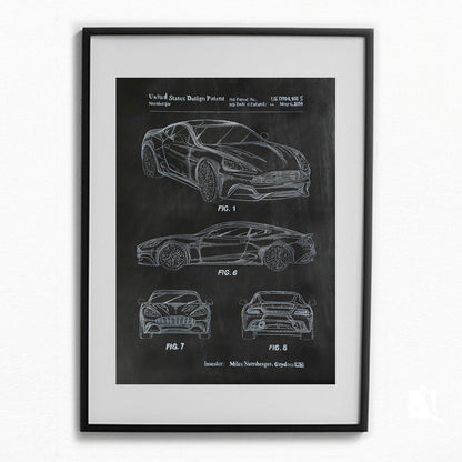 Desen realizat manual pe hartie neagra cu creion alb model de masina desen tehnic expus pe perete