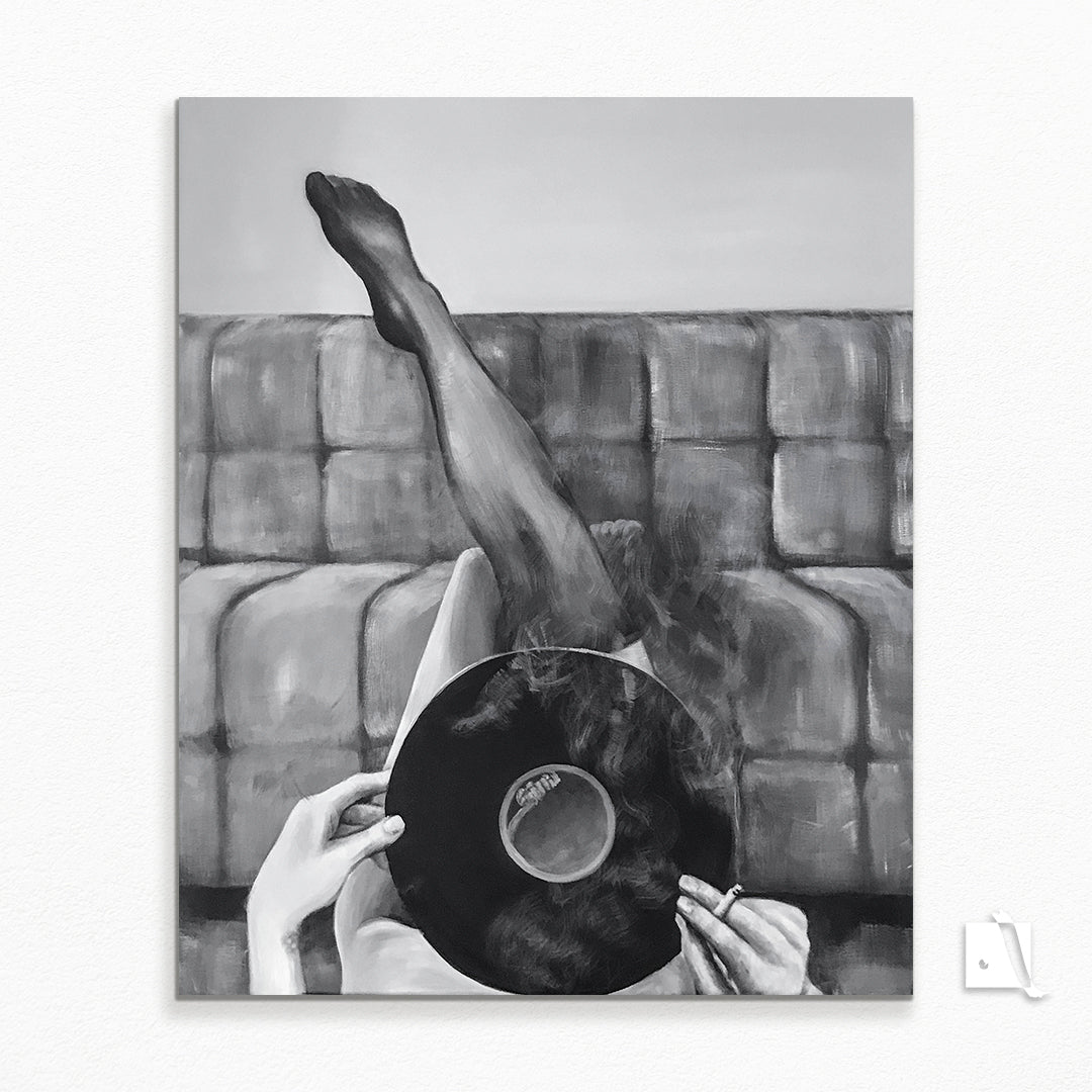 Pictura Manuala realista in acrilic, Femeie cu ciorapi vinil si tigara pe o canapea cu picioarele in sus, alb-negru