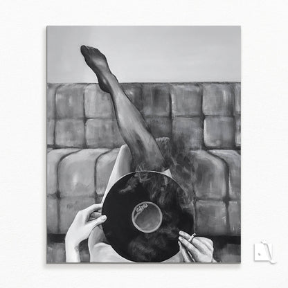 Pictura Manuala realista in acrilic, Femeie cu ciorapi vinil si tigara pe o canapea cu picioarele in sus, alb-negru