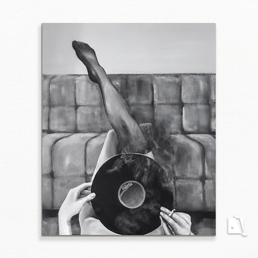 Pictura Manuala realista in acrilic, Femeie cu ciorapi vinil si tigara pe o canapea cu picioarele in sus, alb-negru