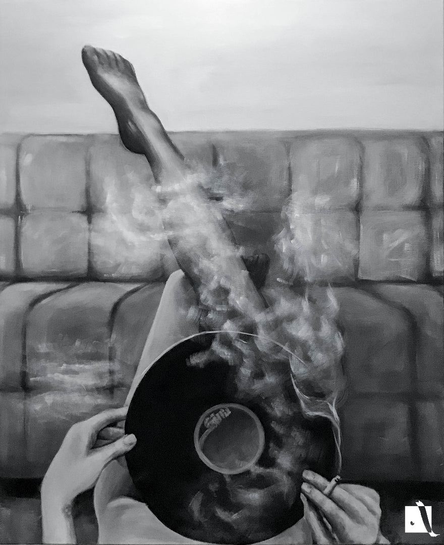 Pictura Manuala realista in acrilic, Femeie cu ciorapi vinil si tigara pe o canapea cu picioarele in sus, alb-negru