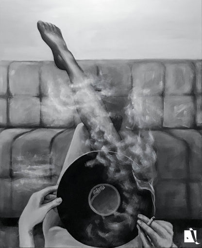 Pictura Manuala realista in acrilic, Femeie cu ciorapi vinil si tigara pe o canapea cu picioarele in sus, alb-negru