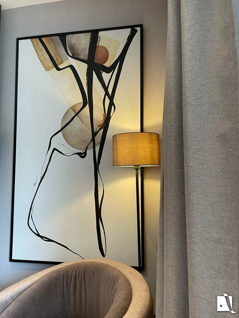 Pictura Decorativa Minimalista cu forme abstracte pe fundal crem inramat cu rama neagra in camera de hotel
