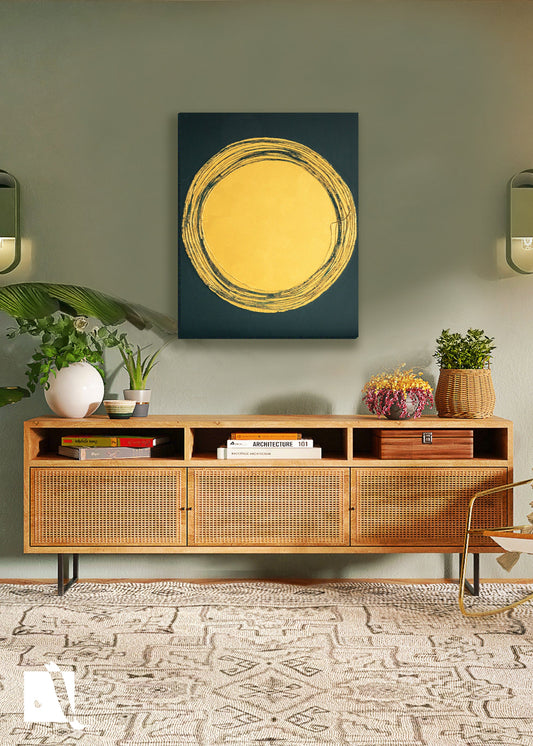 Pictura Decorativa abstracta minimalista realizata manual in relief tematica soare cu fundal verde inchis si soare cu auriu in context de amenajare