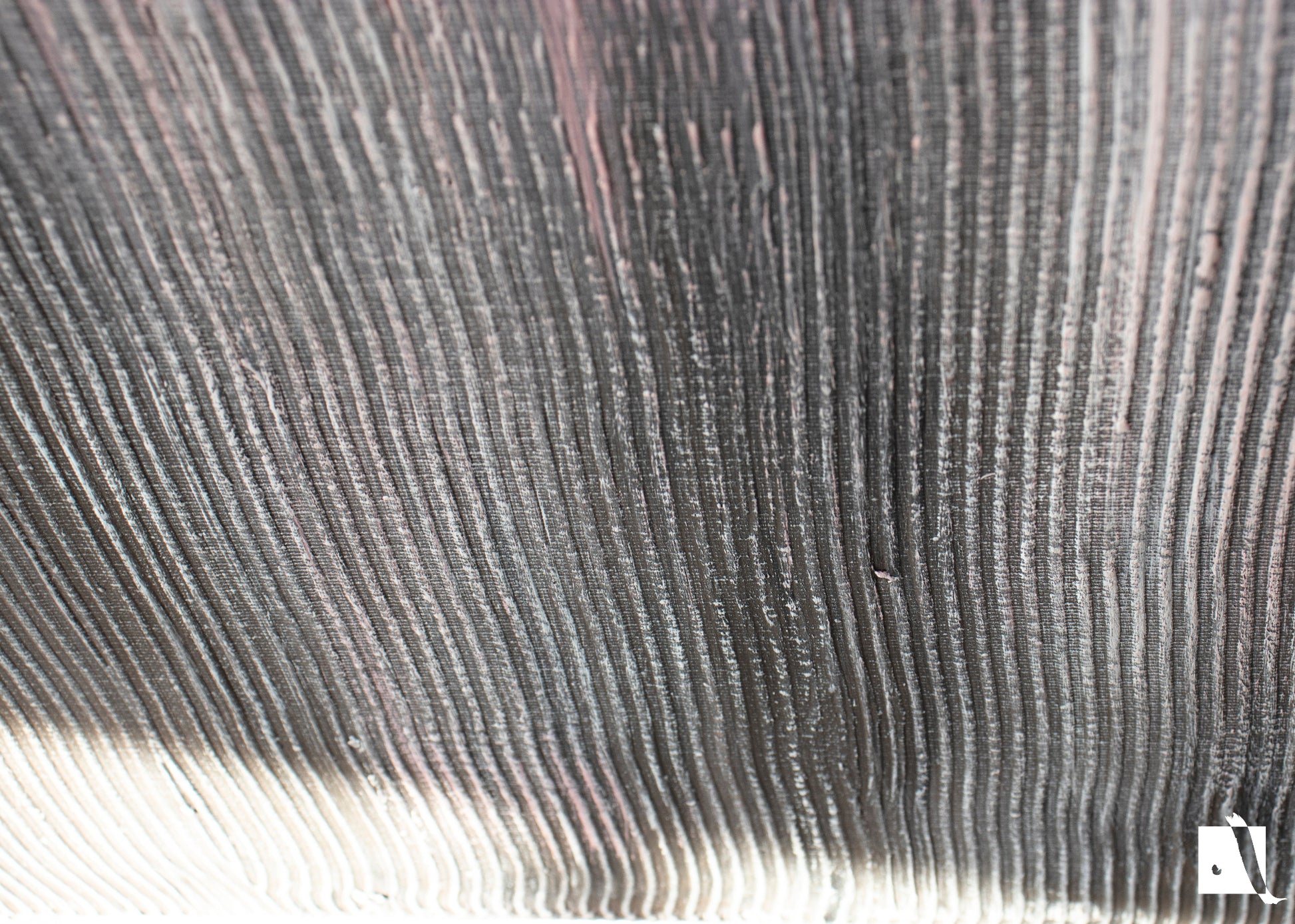 Pictura Decorativa in linii verticale reliefate realizata manual cu pasta de structura si vopsite cu acrilic in nuante de alb roz si maro detalii