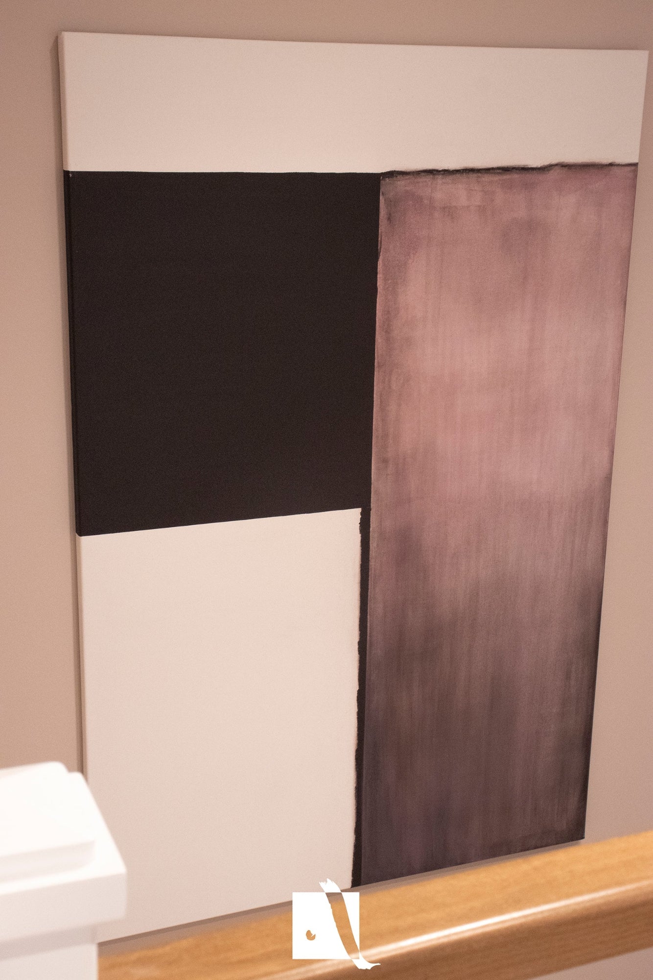 Pictura Decorativa minimalista rectangulara roz negru si alb in acrilic realizat manual plasat in casa scarii detaliu