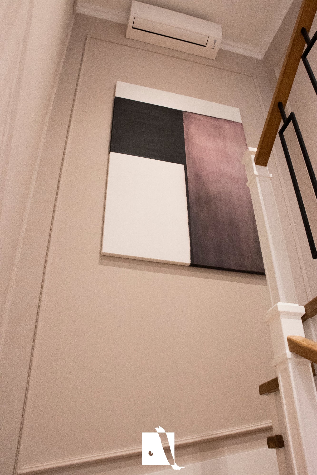 Pictura Decorativa minimalista rectangulara roz negru si alb in acrilic realizat manual plasat in casa scarii vedere de jos