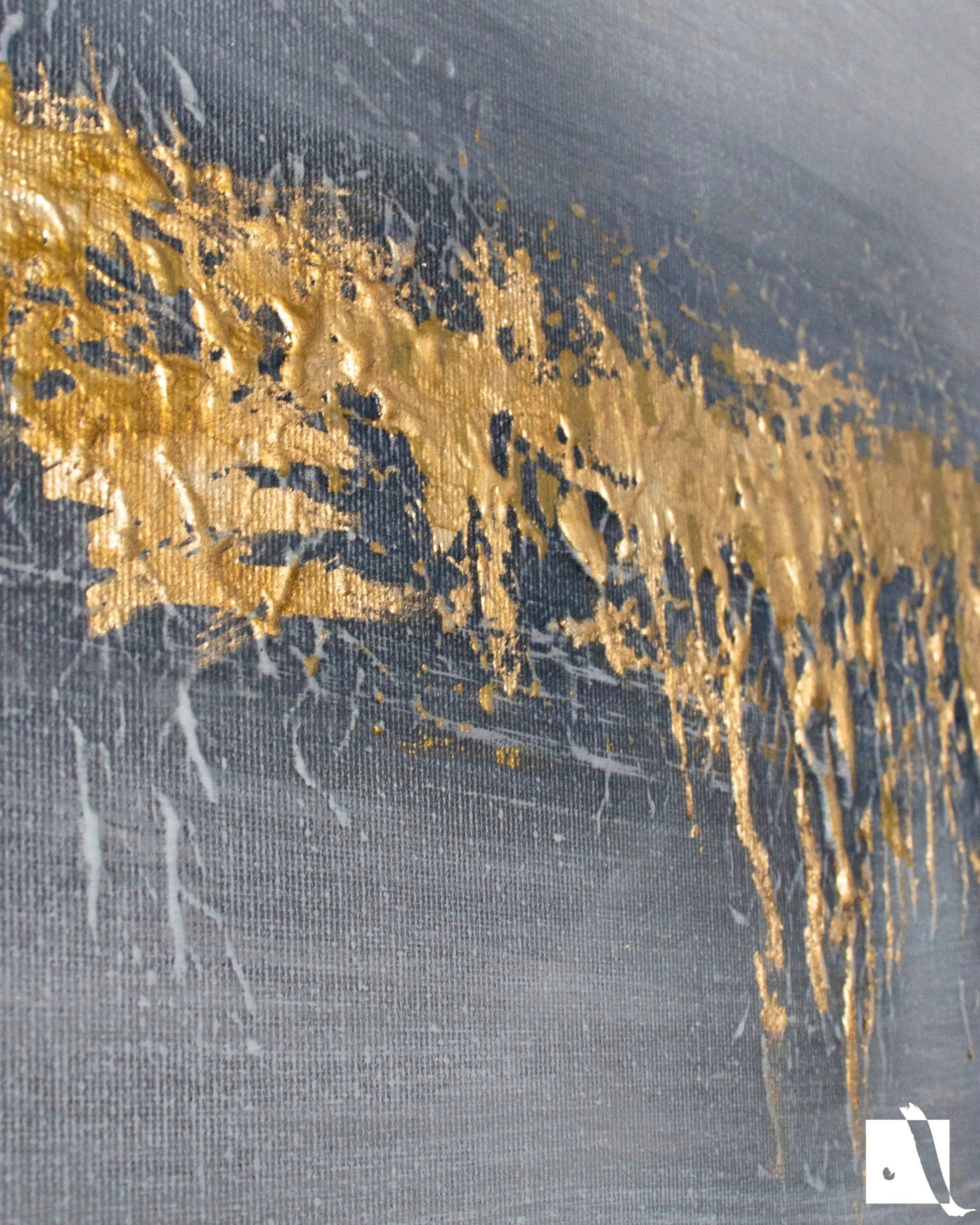 Pictura Decorativa orizontala relaizata manual in relief cu vopsea acrilica fundal gri si auriu plasat in context de amenajare moderna de birou