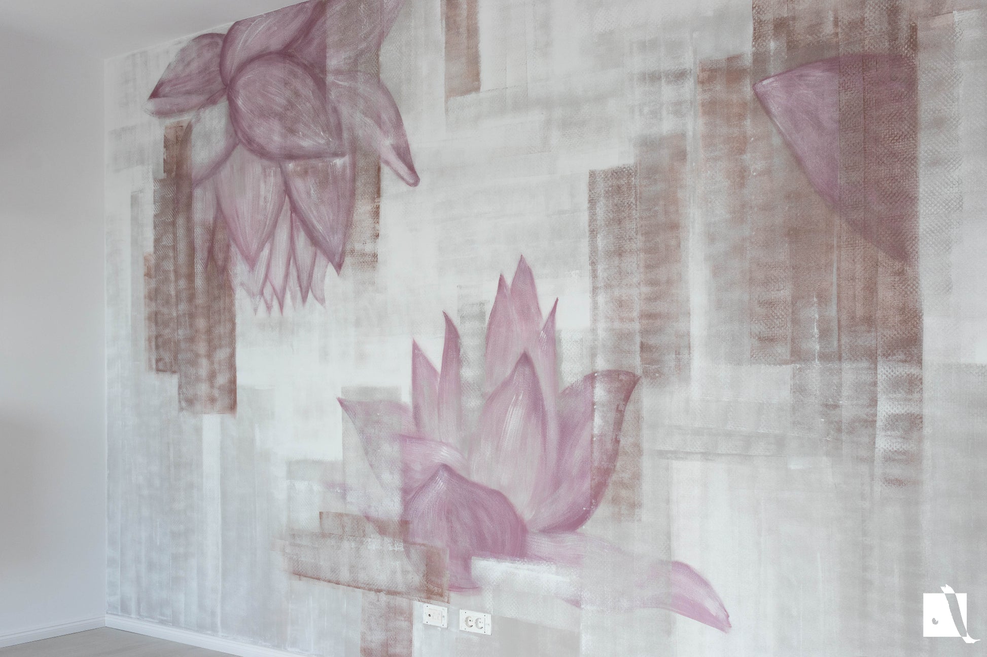Pictura Murala abstracta cu florid e lotus si forme rectangulare decorative cu alb gri maro si roz vedere laterala dreapta