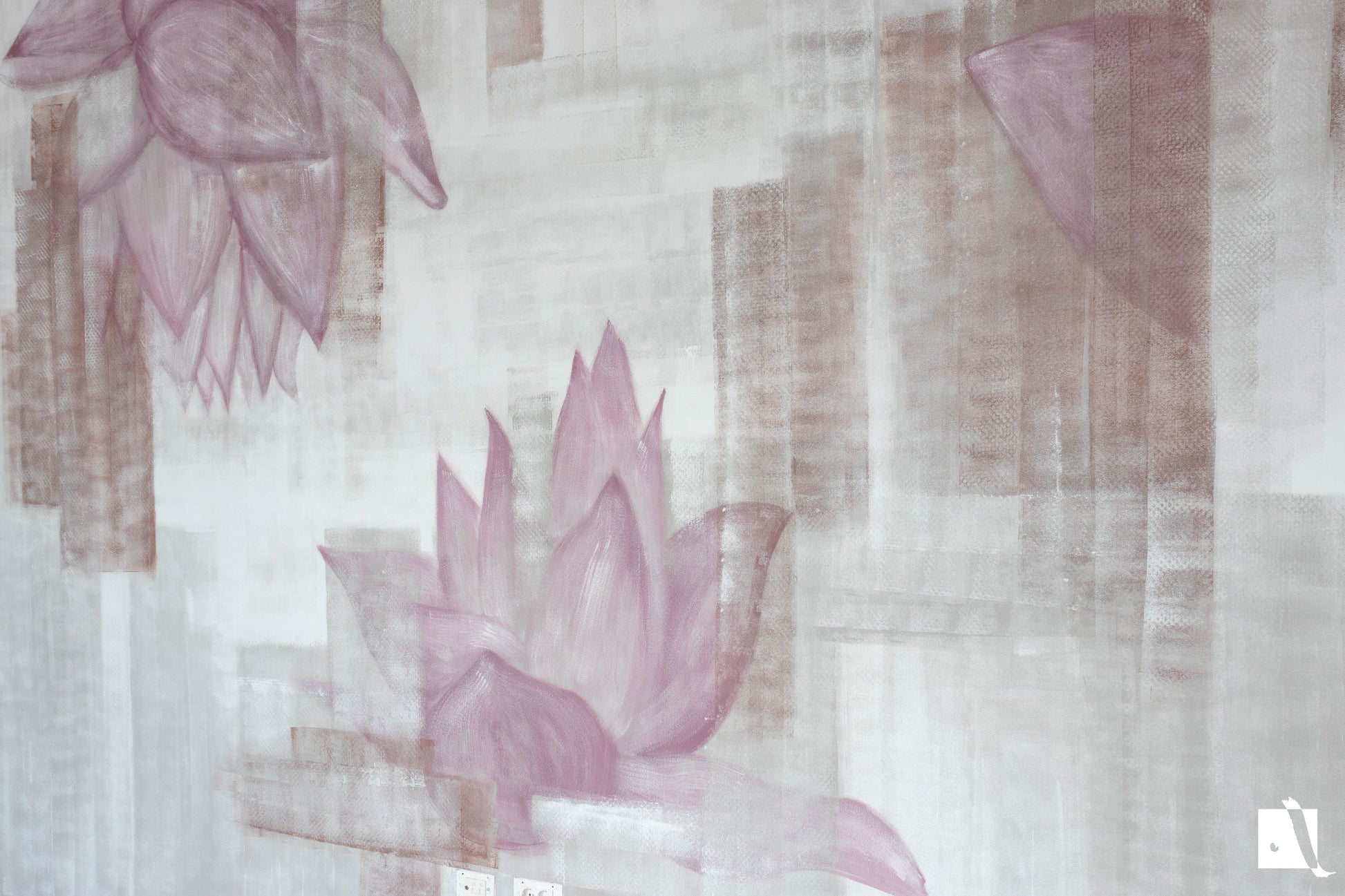 Pictura Murala abstracta cu florid e lotus si forme rectangulare decorative cu alb gri maro si roz vedere laterala dreapta