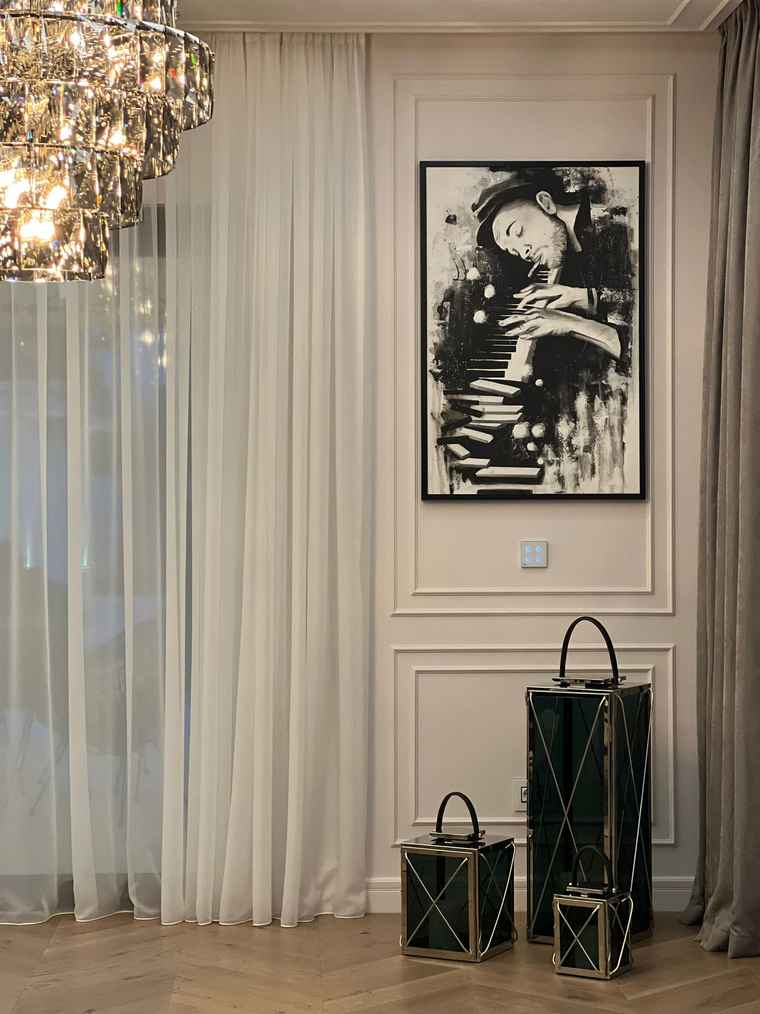 Pictura figurativa pianist cu tigara, alb negru, abstract in acrilic