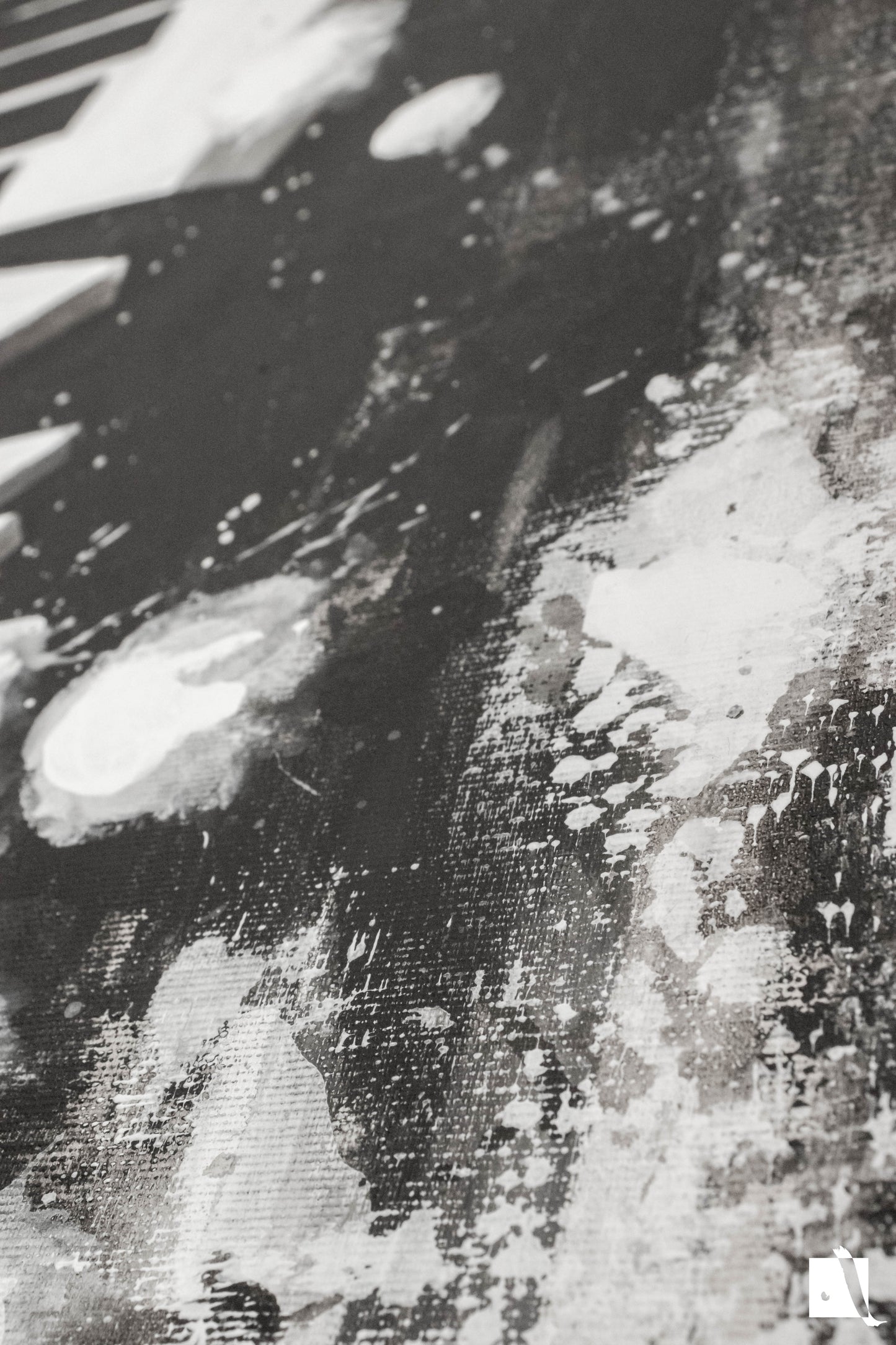 Pictura figurativa pianist cu tigara, alb negru, abstract in acrilic