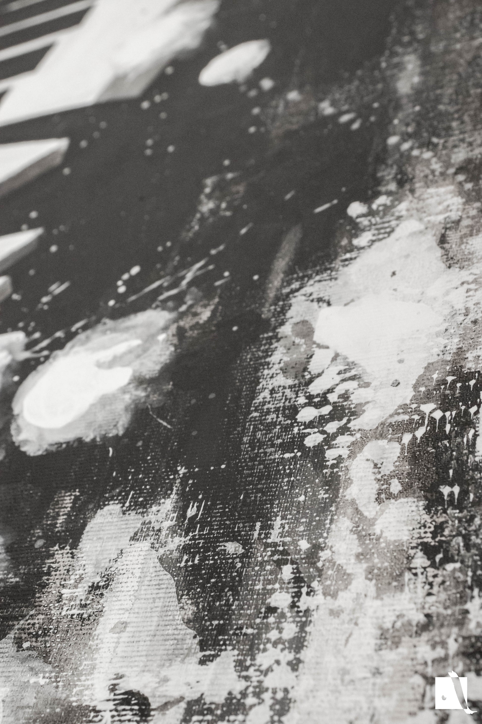 Pictura figurativa pianist cu tigara, alb negru, abstract in acrilic