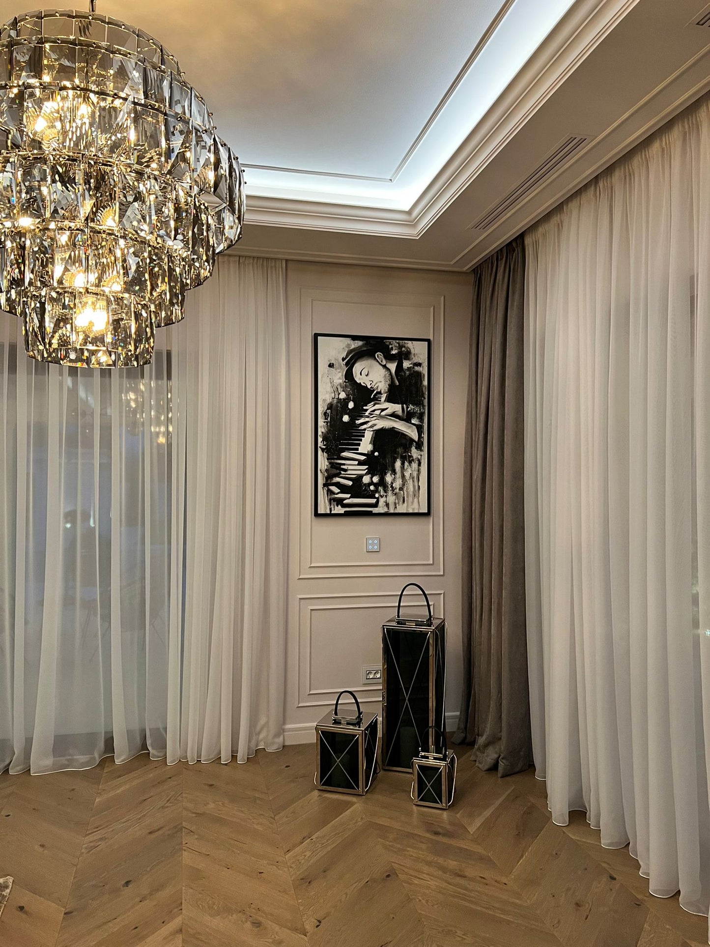 Pictura figurativa pianist cu tigara, alb negru, abstract in acrilic 