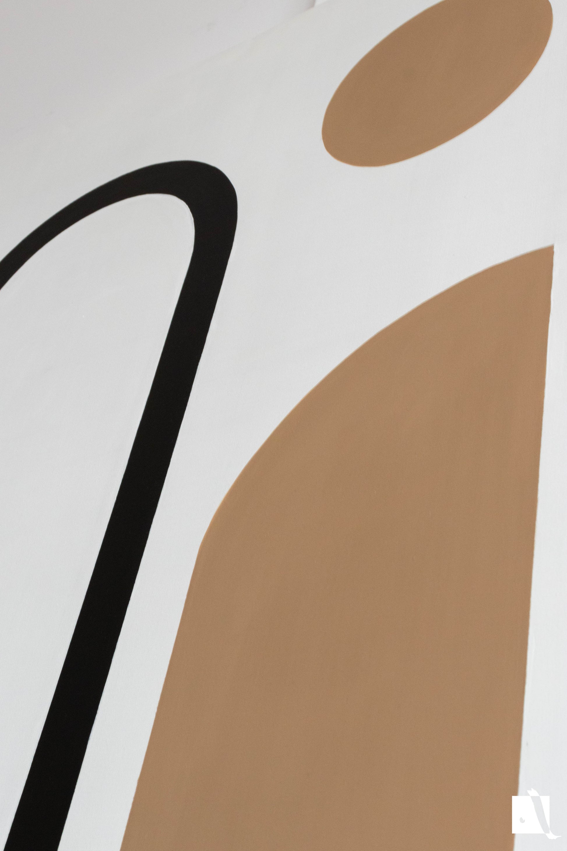 Pictura abstracta minimalista cu forme geometrice din vopsea acrilica, fundal alb, negru cu bej
