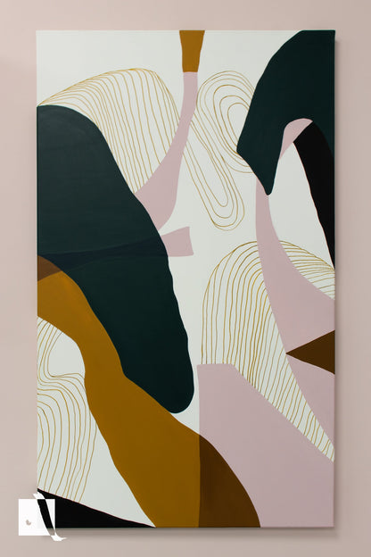 Pictura decorativa abstracta cu forme curbe irregulare linii aurii fundal alb pete ocru verde si roz