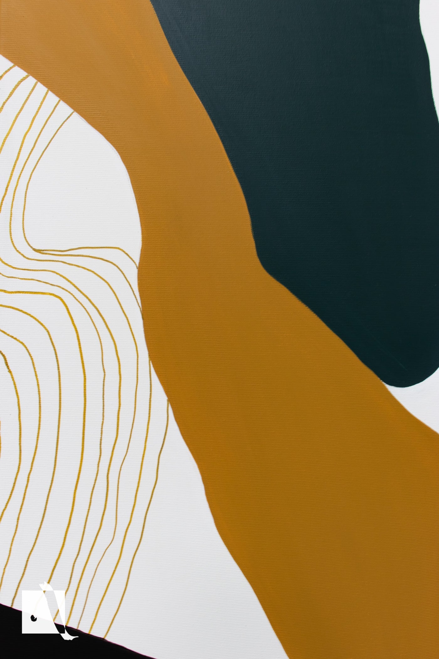 Pictura decorativa abstracta cu forme curbe irregulare linii aurii fundal alb pete ocru verde si roz