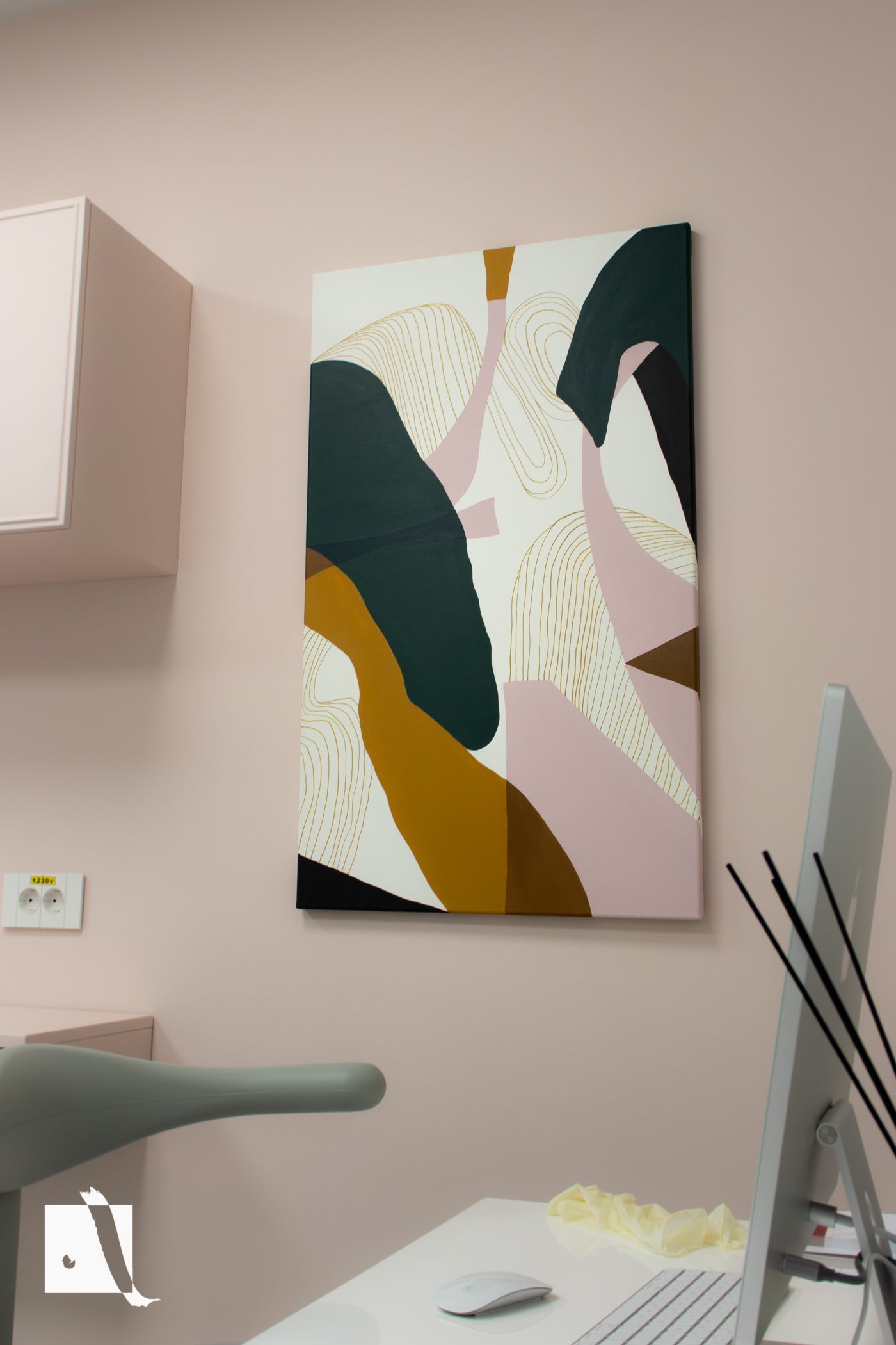 Pictura decorativa abstracta cu forme curbe irregulare linii aurii fundal alb pete ocru verde si roz in context de amenajare ins til mdoern clinica dentara