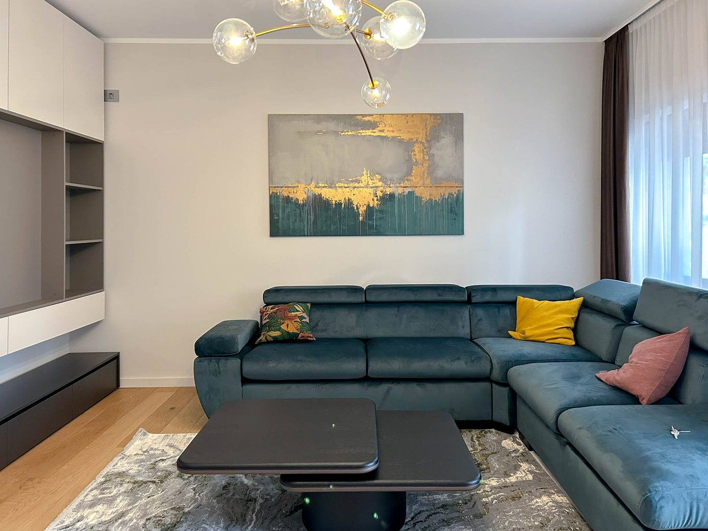 Pictura decorativa abstracta cu metalic auriu, bej si verde in amenajare moderna
