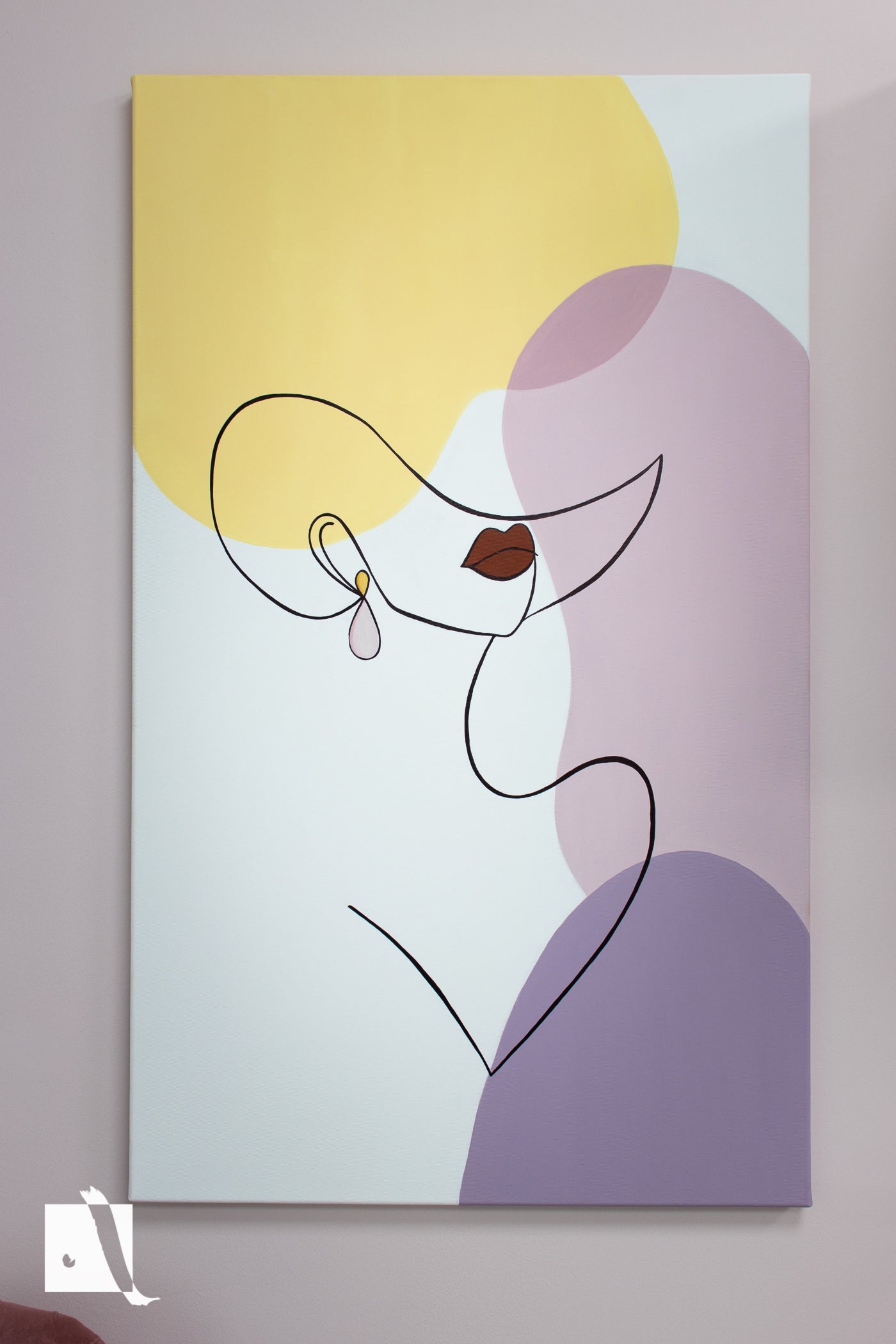Pictura decorativa minimalista tip portret femeie desenat in linii cu fundal alb si forme irregulare roz mov si galben