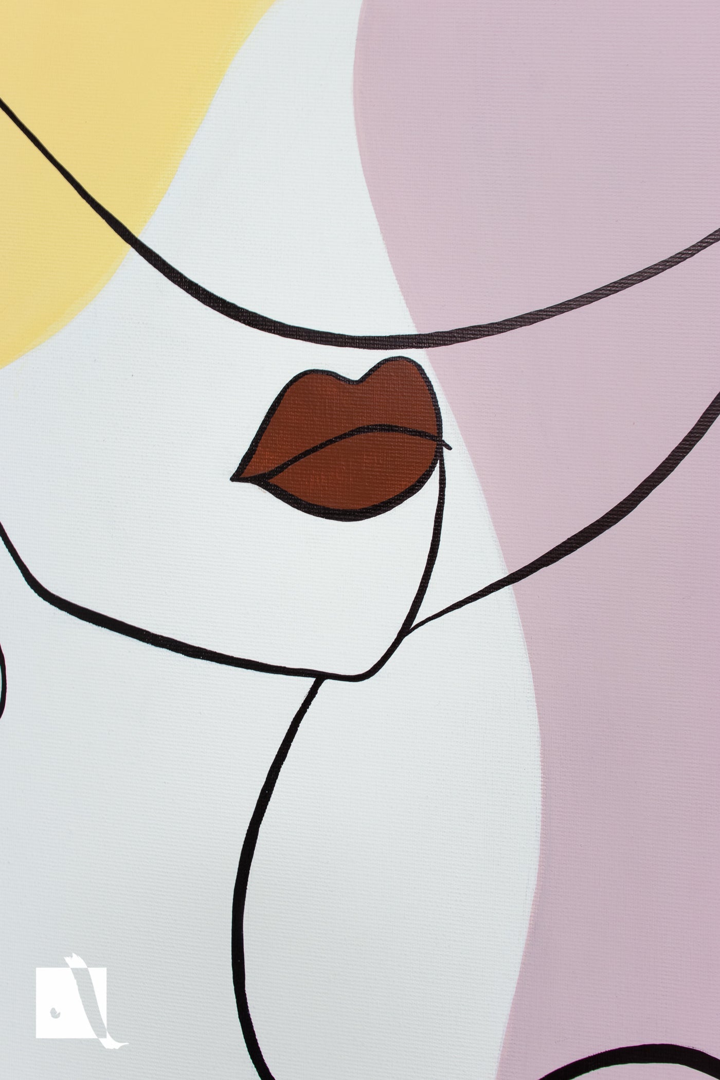 Pictura decorativa minimalista tip portret femeie desenat in linii cu fundal alb si forme irregulare roz mov si galben detalii buze