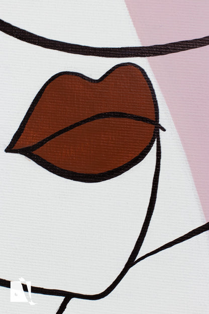 Pictura decorativa minimalista tip portret femeie desenat in linii cu fundal alb si forme irregulare roz mov si galben detalii buze