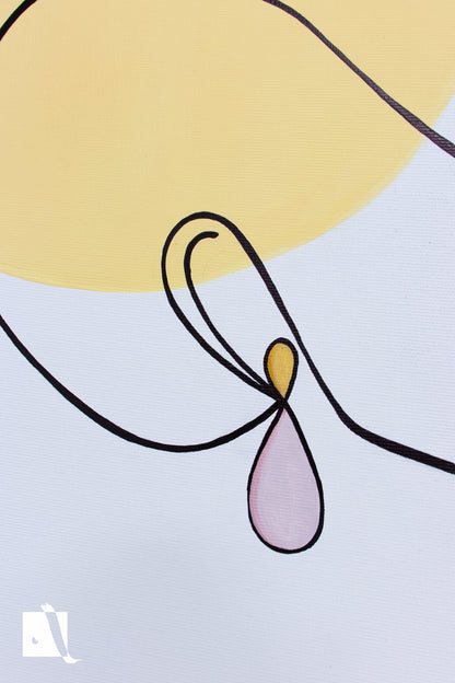 Pictura decorativa minimalista tip portret femeie desenat in linii cu fundal alb si forme irregulare roz mov si galben detalii cercei