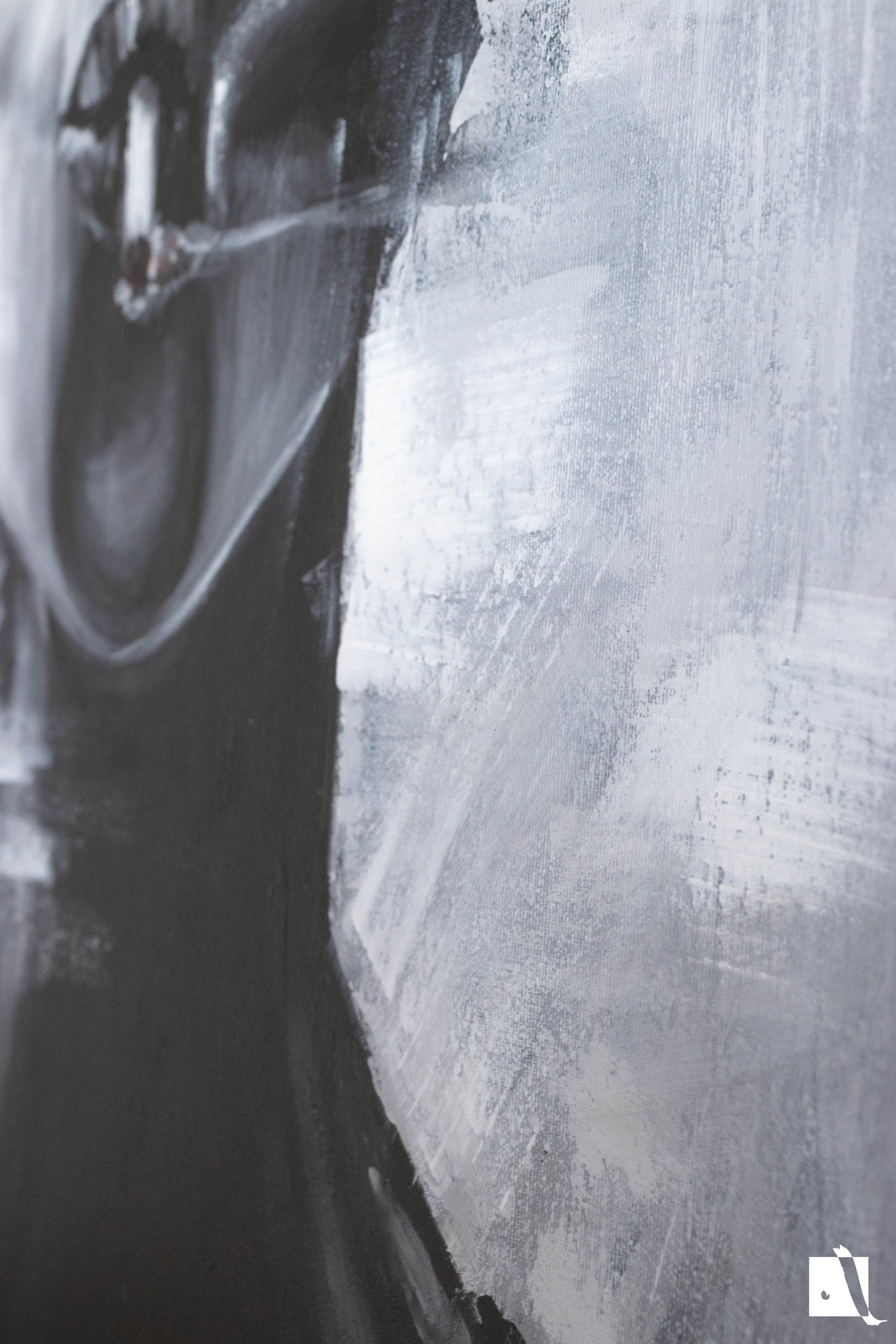 Pictura decorativa figurativa in acrilic, politista cu tigara alb negru