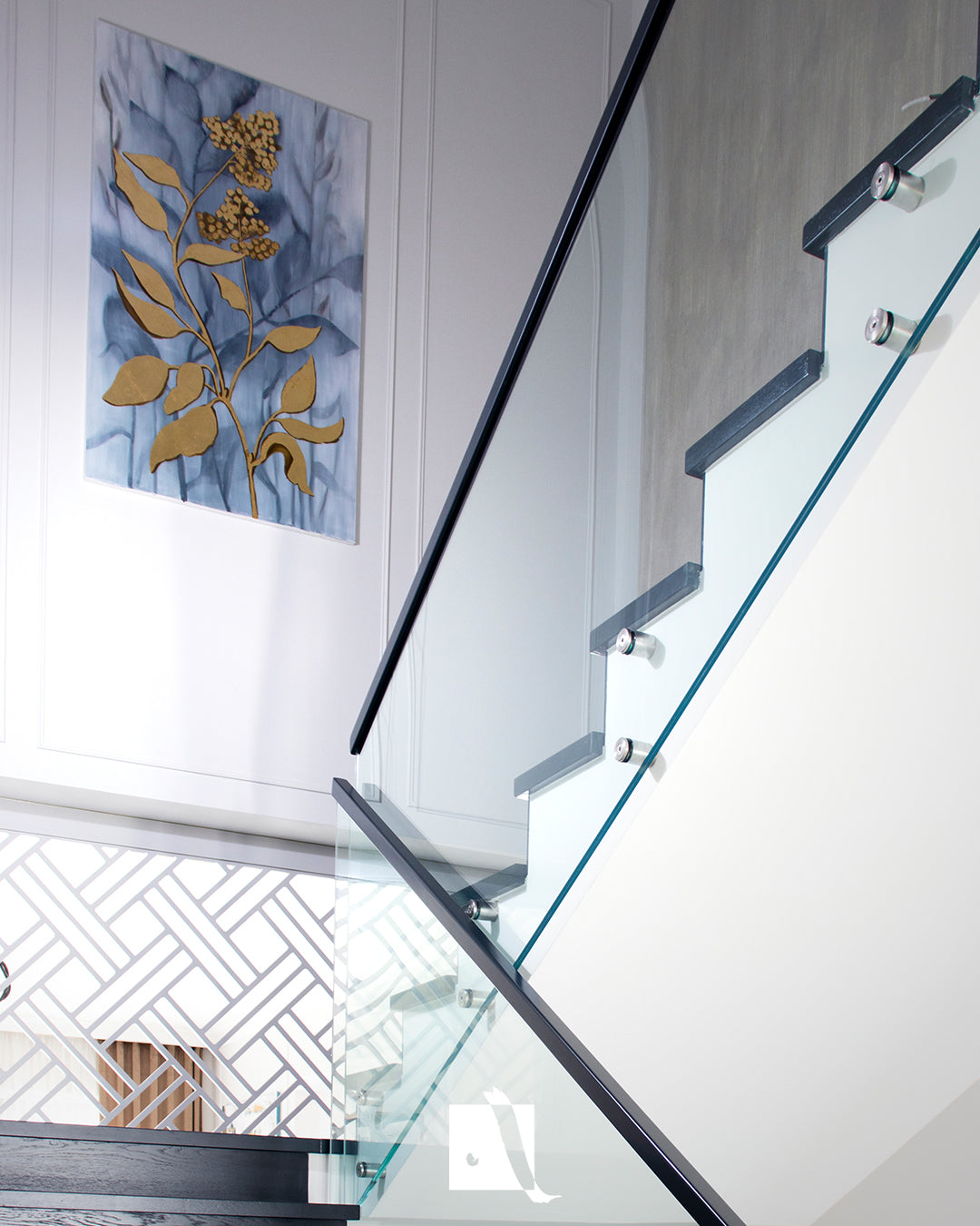 Pictura decorativa realista art-deco cu elemente florale si insertii aurii de foita ed aur plasat in casa scarii 