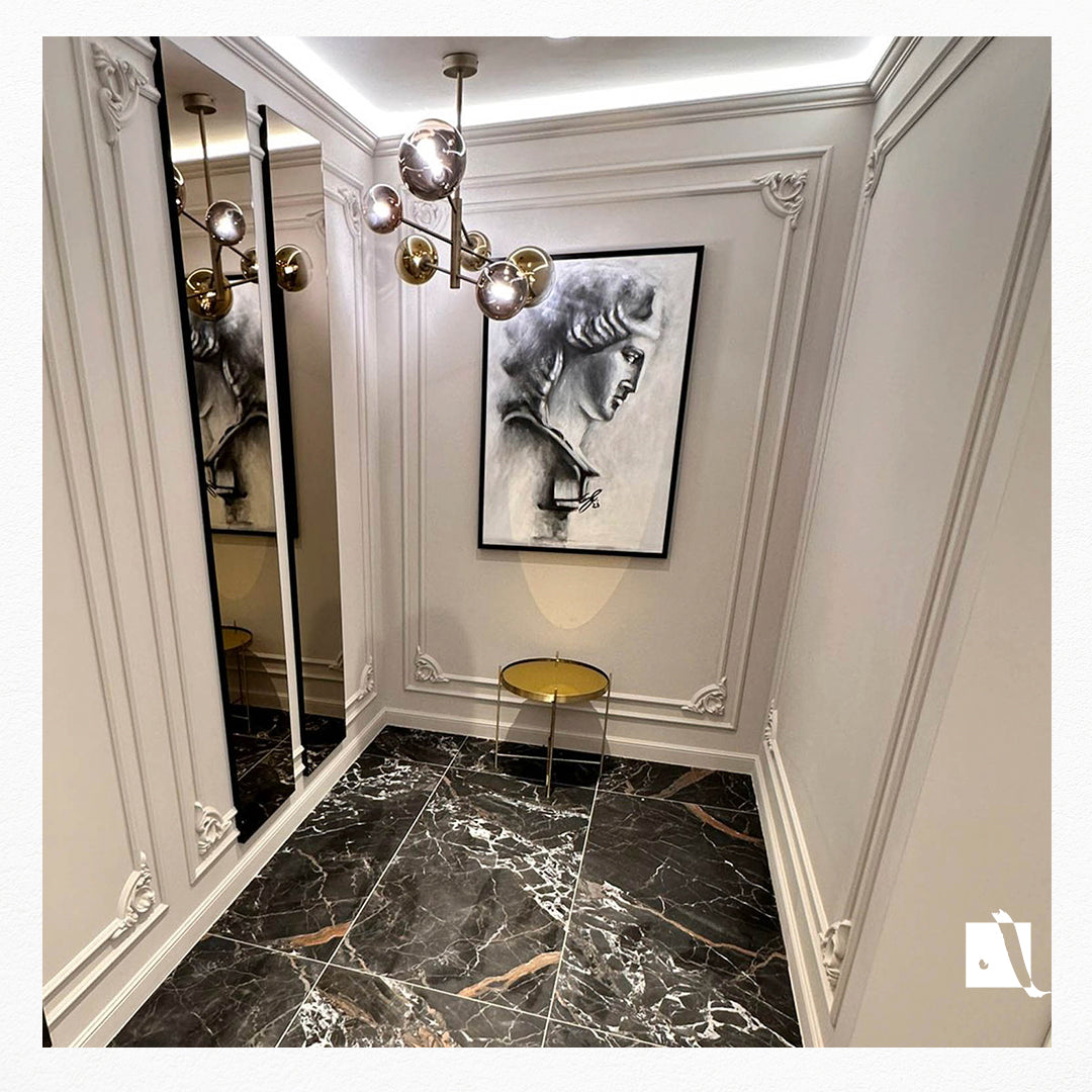 Pictura in acrilic realizat manual in al-negru portret realistic al unui caracter mitologic: printesa Aria.  pictura plasata in spatiu neo-classic