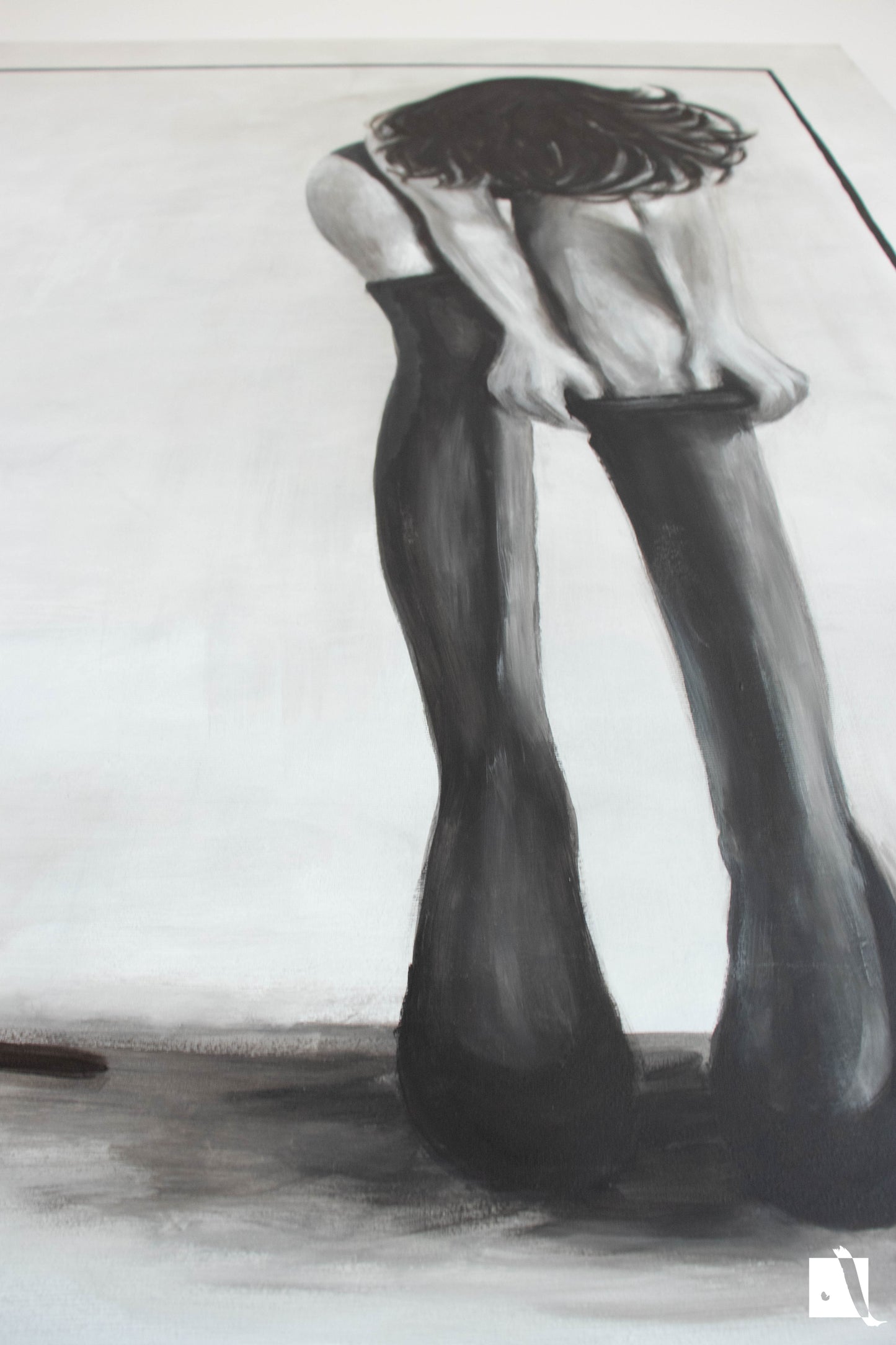 Pictura  minimalista cu figura femeie realistica ciorapi sexy si par lasat