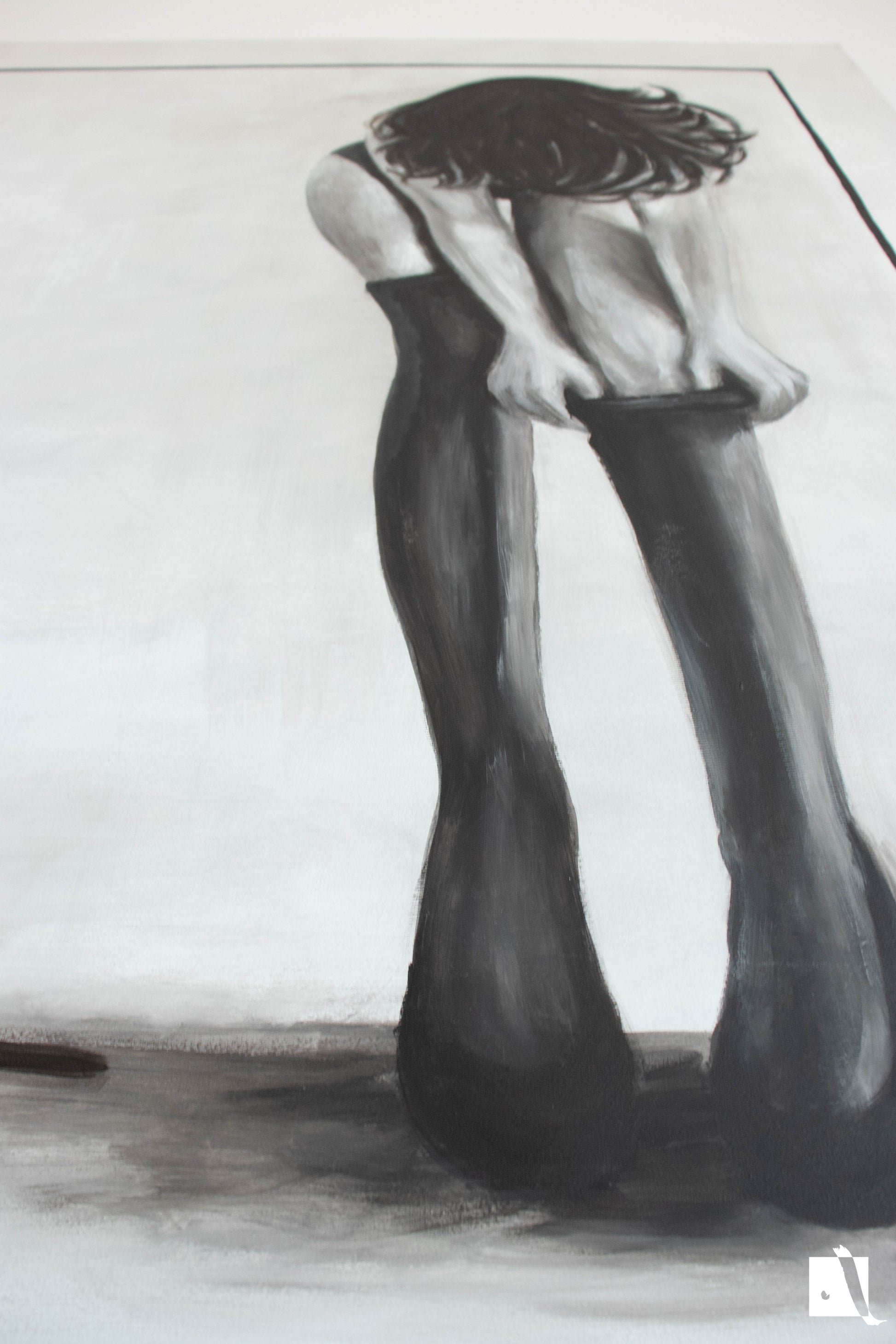 Pictura  minimalista cu figura femeie realistica ciorapi sexy si par lasat