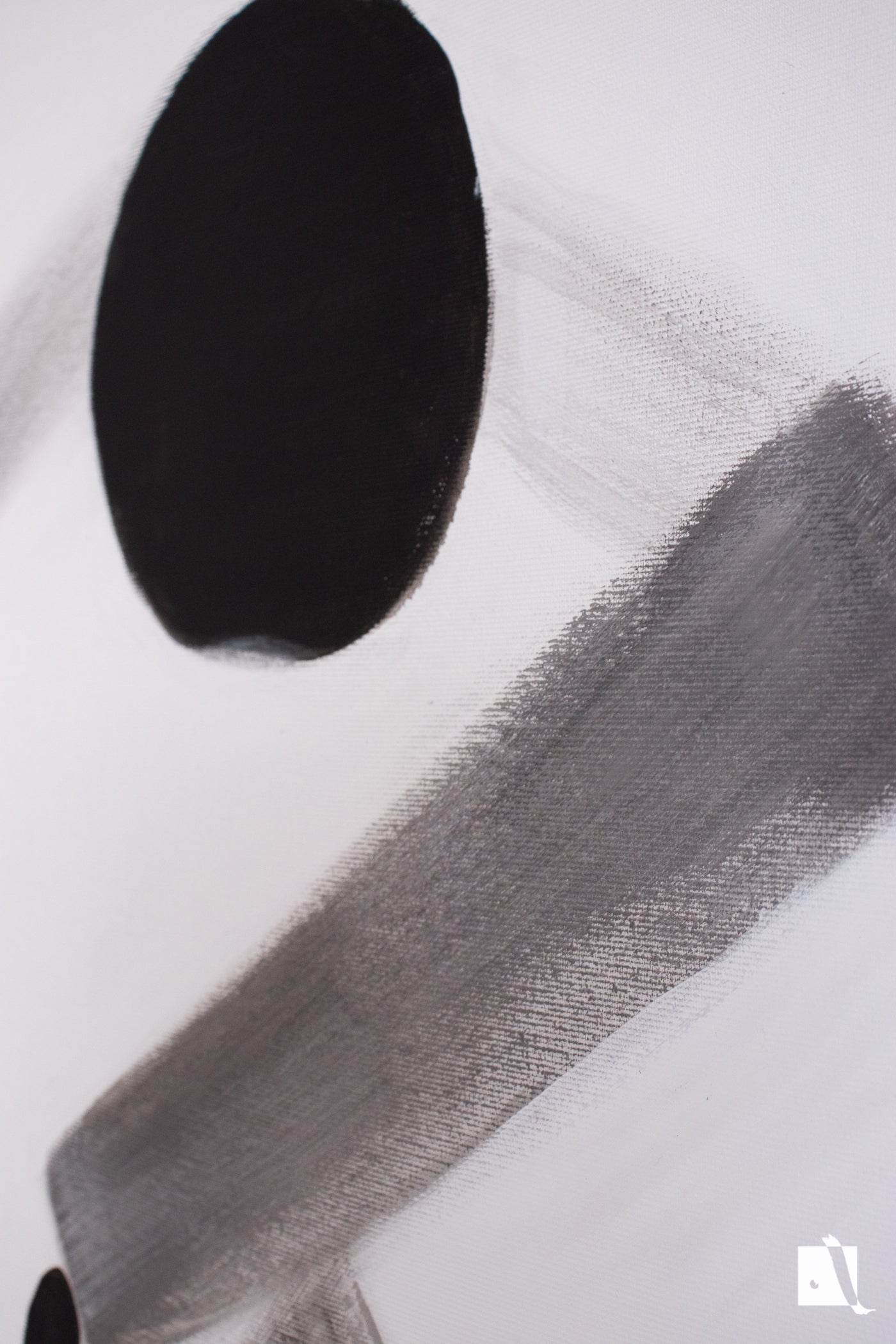 Pictura realizata manual in acrilic cu fundal alb si figura abstractizata 